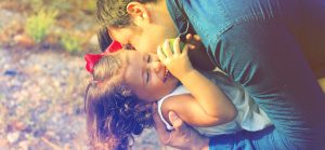presente de dia das crianças: imagem de pai abraçando filha