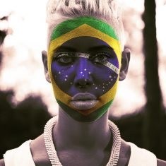Geladinho em Brasília: imagem de moça com rosto pintado com a bandeira do Brasil