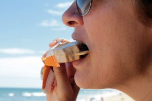 Sacolé no Rio de Janeiro: mulher comendo picolé