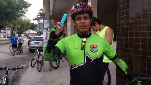 Sacolé no Rio de Janeiro: ciclista com sacolé na mão