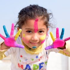 geladinhos preferidos pelas crianças: foto de menina com as mãos coloridas