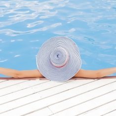Onde comprar geladinho para revender: imagem de mulher na piscina indicando verão